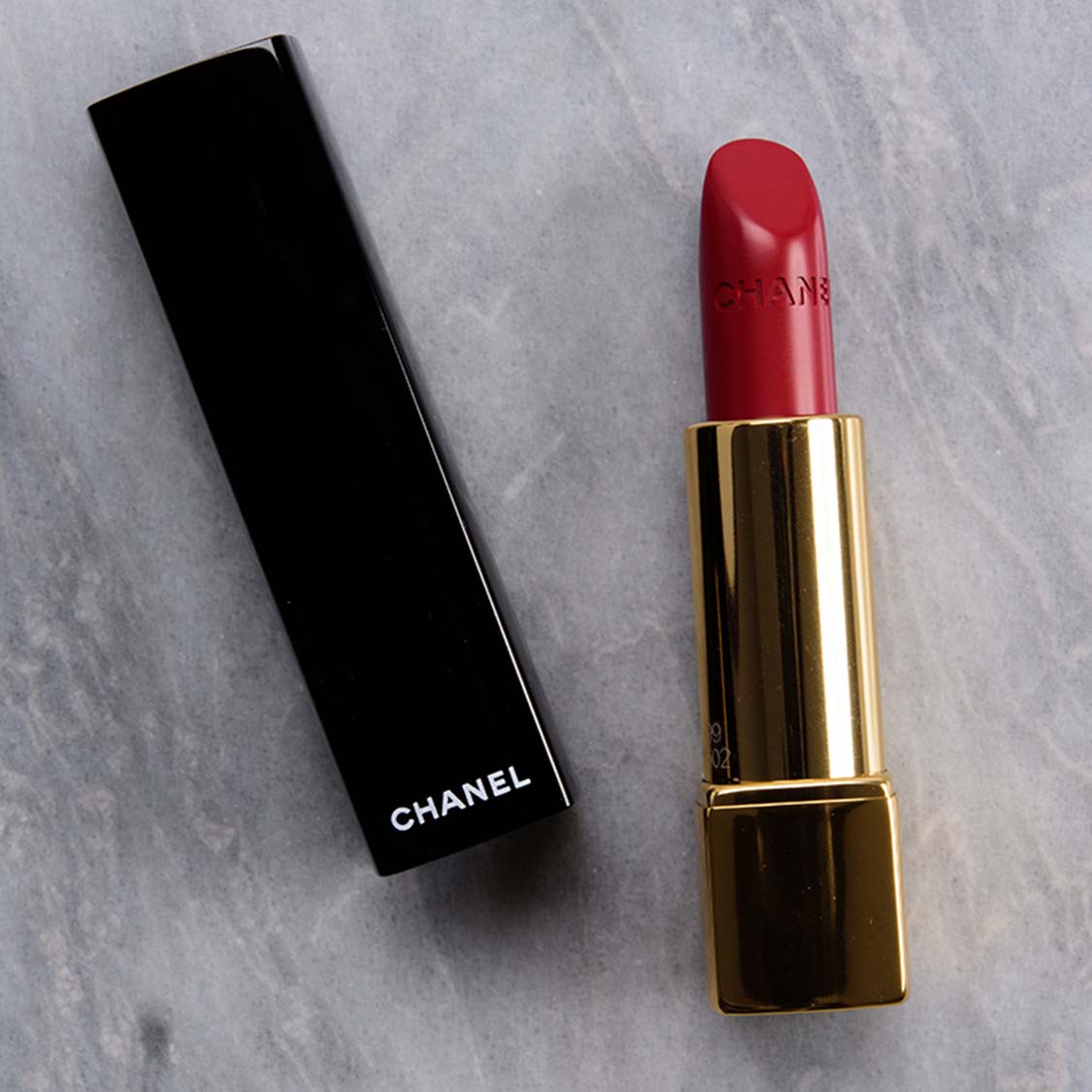 Rouge à lèvres rouge exclusif à Noël : ces quelques nuances vous donneront une touche festive.