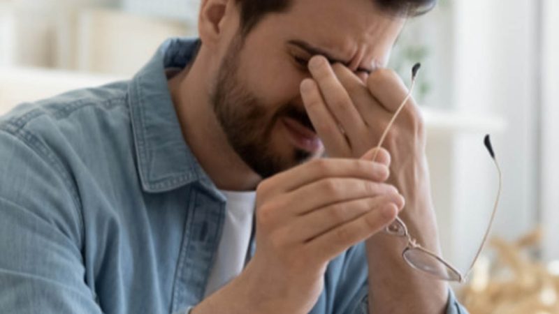 Vos yeux sont-ils secs et irrités ? N&rsquo;attendez pas qu&rsquo;ils se mettent en grève pour y prêter attention : Règles quotidiennes pour une santé visuelle complète