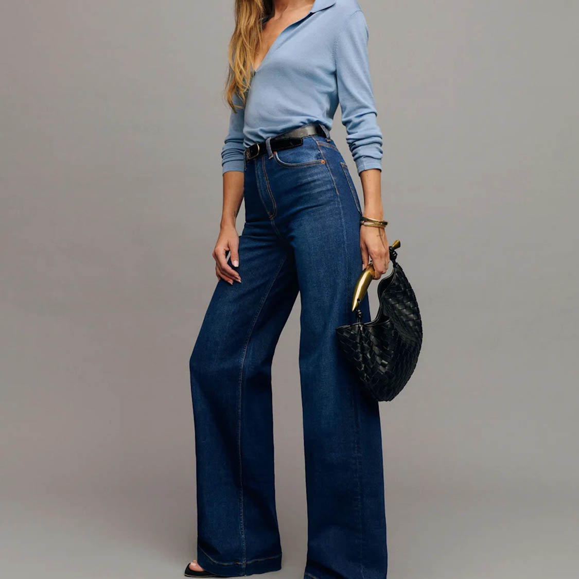 Comment porter un jean skinny taille haute cette année sans se démoder ? Découvrez 5 façons tendance de le porter, des trajets quotidiens aux sorties !